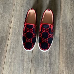 Gucci tennis shoes slide in. Velvet. Never worn